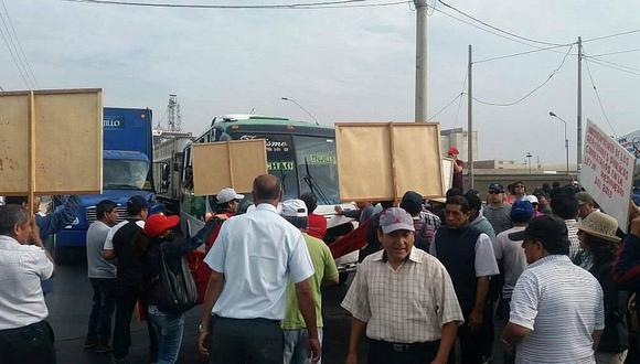 Trujillo: Trabajadores administrativos de la UNT marchan por la Carretera Panamericana Norte (VIDEO)