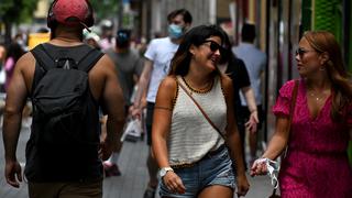 Españoles ya no están obligados a llevar mascarillas, pero algunos la usan por precaución