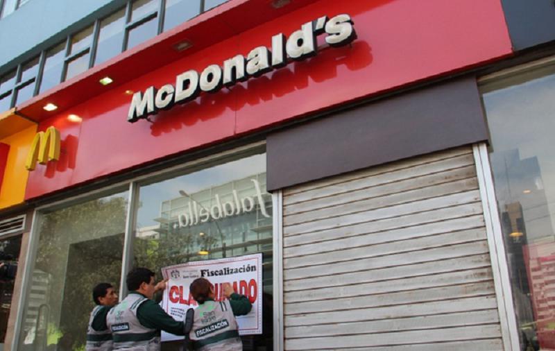 ​Hallan cucarachas e insectos en conocido local de comida rápida