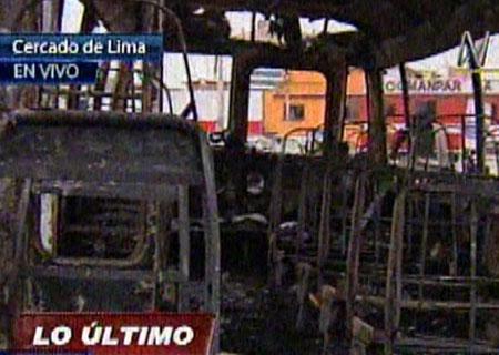 Coaster se incendia y chofer y cobrador se dan a la fuga