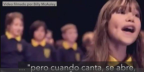 Niña con autismo conmueve cantando el Aleluya de Leonard Cohen