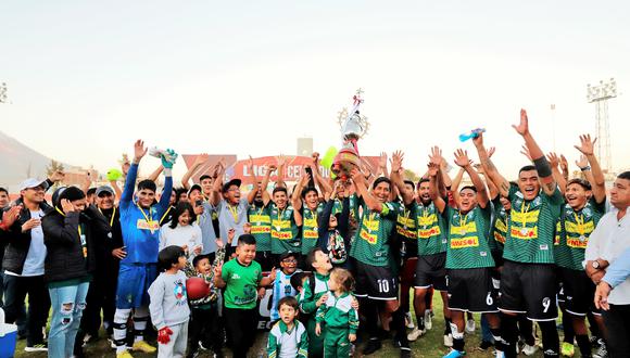 Festejo de los jugadores de Sportivo Huracán al lograr el subcampeonato en el Cercado. Foto: Click