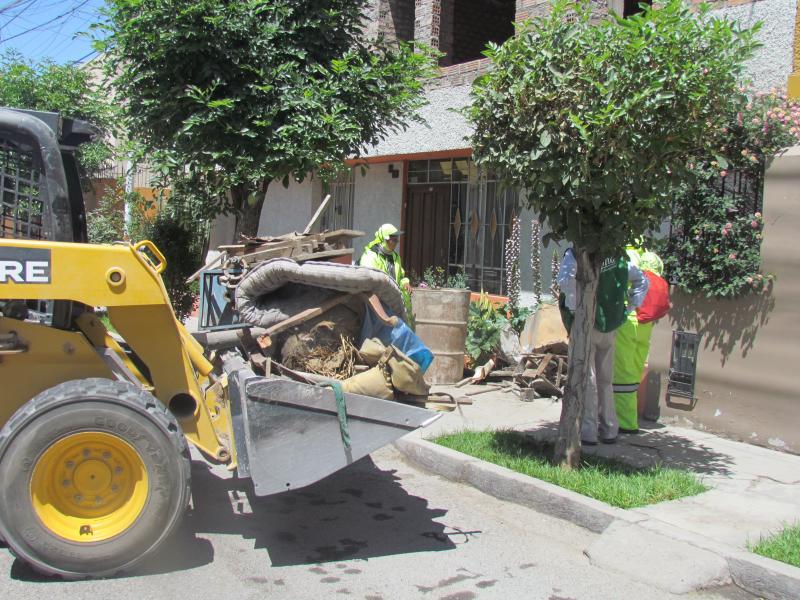 Recolectan residuos de los techos y patios en Cayma