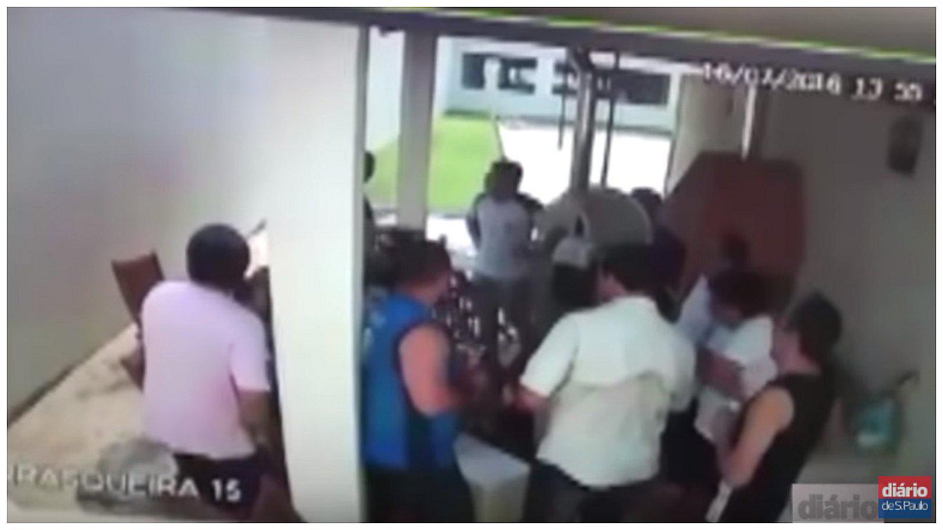 YouTube: Explosión de cloaca asusta a familia que cocinaba en su patio (VIDEO)