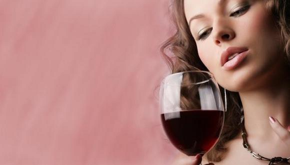 ​¿Sabías que una copa de vino te puede hacer lucir más atractivo?