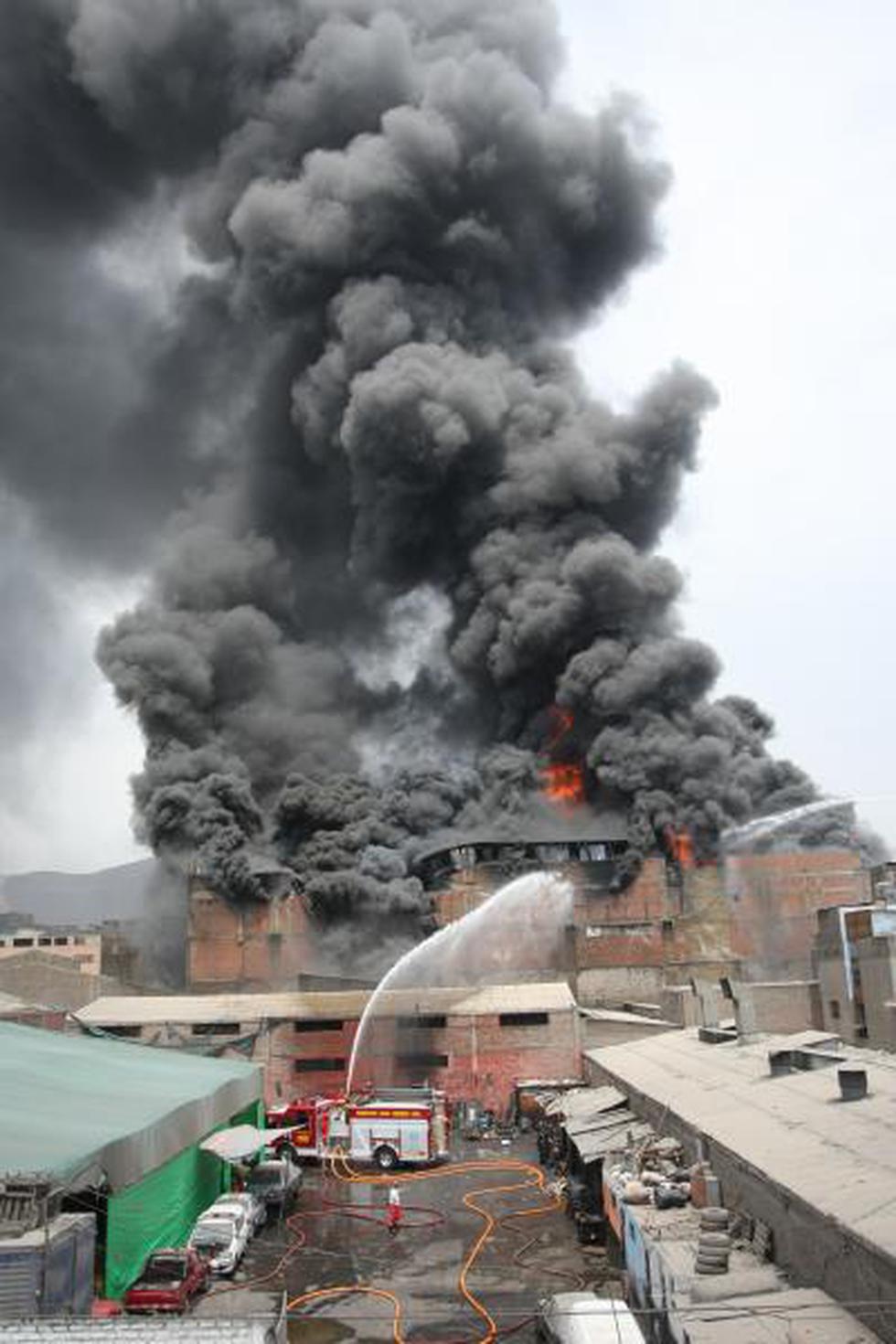 FOTOS: Bomberos lucharon por más cinco horas contra incendio de La Victoria