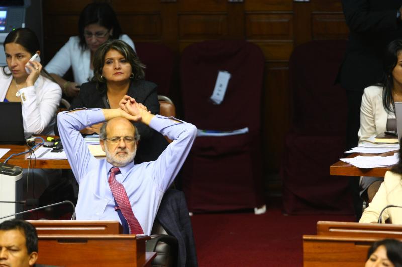 Abugattás insulta a Alan García y defiende a Nadine Heredia