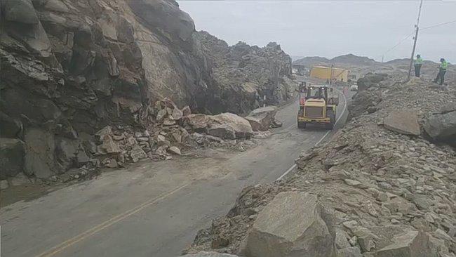 Constantes Lluvias provocó deslizamiento de rocas en Panamerica Sur