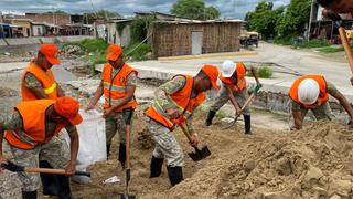 Lluvias: Soldados colocan sacos con arena en casas cerca a Canal Vía