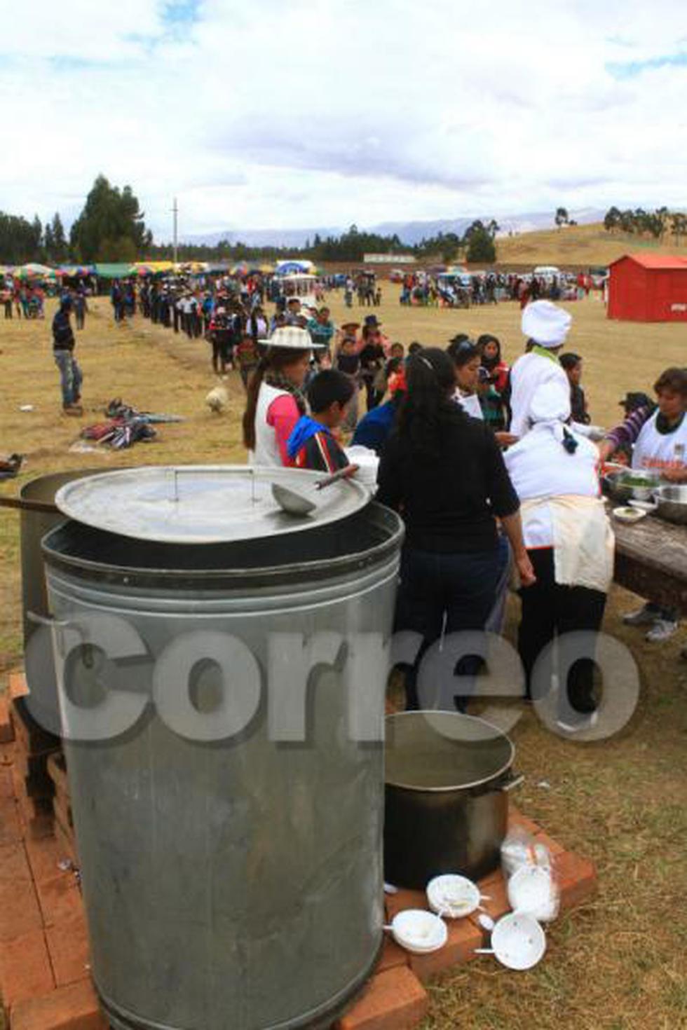 Dos mil platos de mondongo se sirvieron en Hualahoyo (FOTOS)