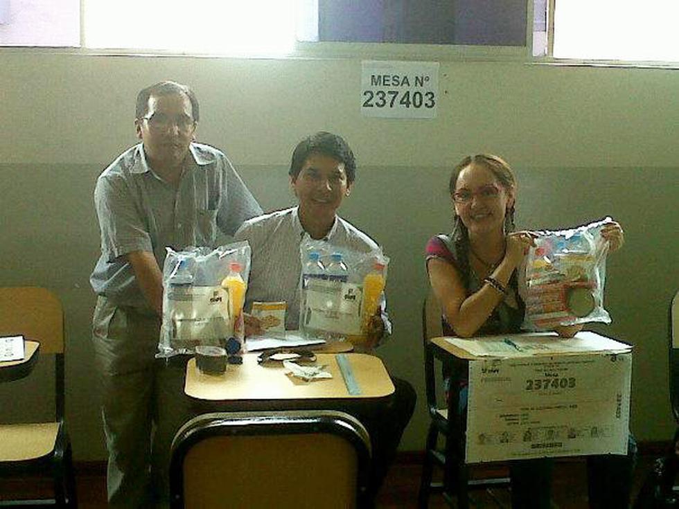 El refrigerio de los miembros de mesa: Agua, jugo, galletas y atún