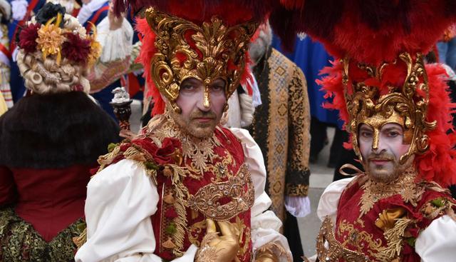 Son miles de personas que dejan de lado el calor y se visten con trajes especiales del carnaval para el gran evento. (EFE).