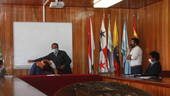 Primera reunión se concretó en la sala de banderas de la municipalidad de Puno. (Foto: Javier Calderón)