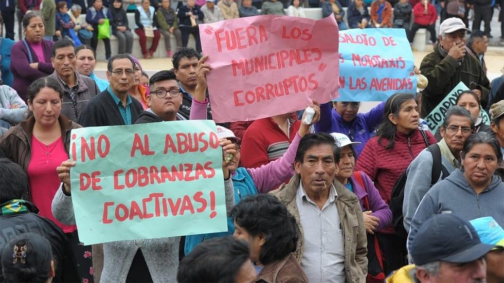 Vecinos protestan en el frontis de la Municipalidad de Los Olivos por cobro de arbitrios (FOTOS)