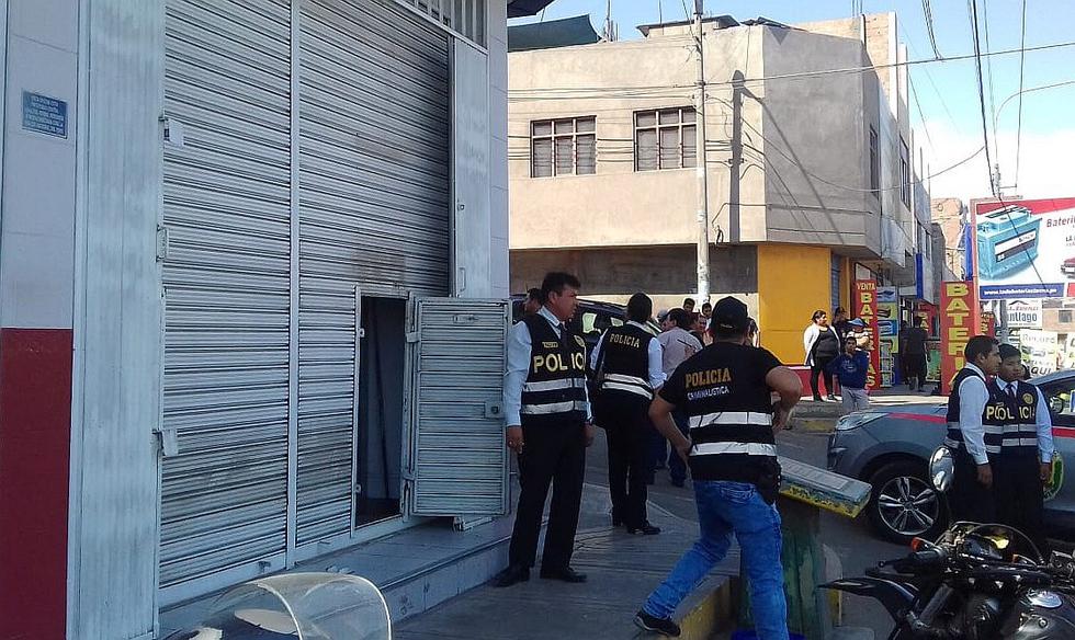 Pistoleros encapuchados roban en entidad Caja Tacna y luego fugan en una motocicleta
