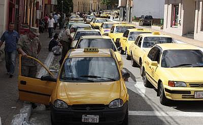 Paraguay: Taxistas salen en caravana a exigir la supresión de Uber (VIDEO)
