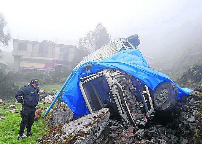 Camión que llevaba productos de Qali Warma se despista  y deja cuatro heridos 