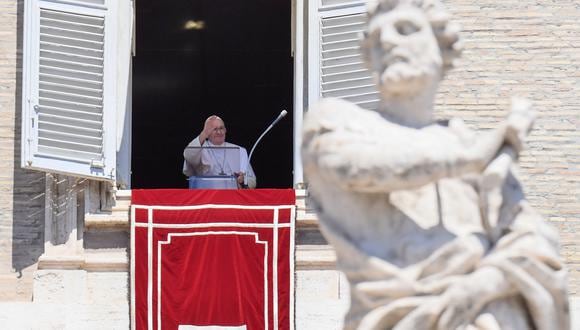 El Papa Francisco saluda desde la ventana del palacio apostólico durante la oración semanal del Ángelus el 14 de agosto de 2022 en el Vaticano. (Foto de Filippo MONTEFORTE / AFP)