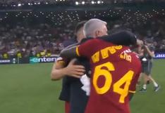 Mourinho y los jugadores de la Roma se abrazaron tras el título de la Conference League