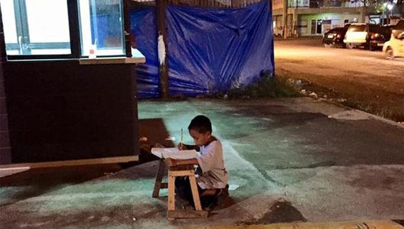 Facebook: Foto de niño estudiando en la noche conmueve las redes sociales 