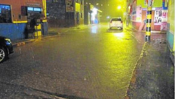 Lluvias convierten calles de Churcampa en riachuelos