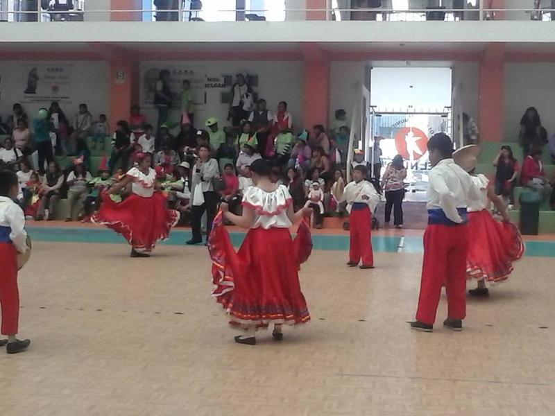Niños especiales en Festival de Danzas 