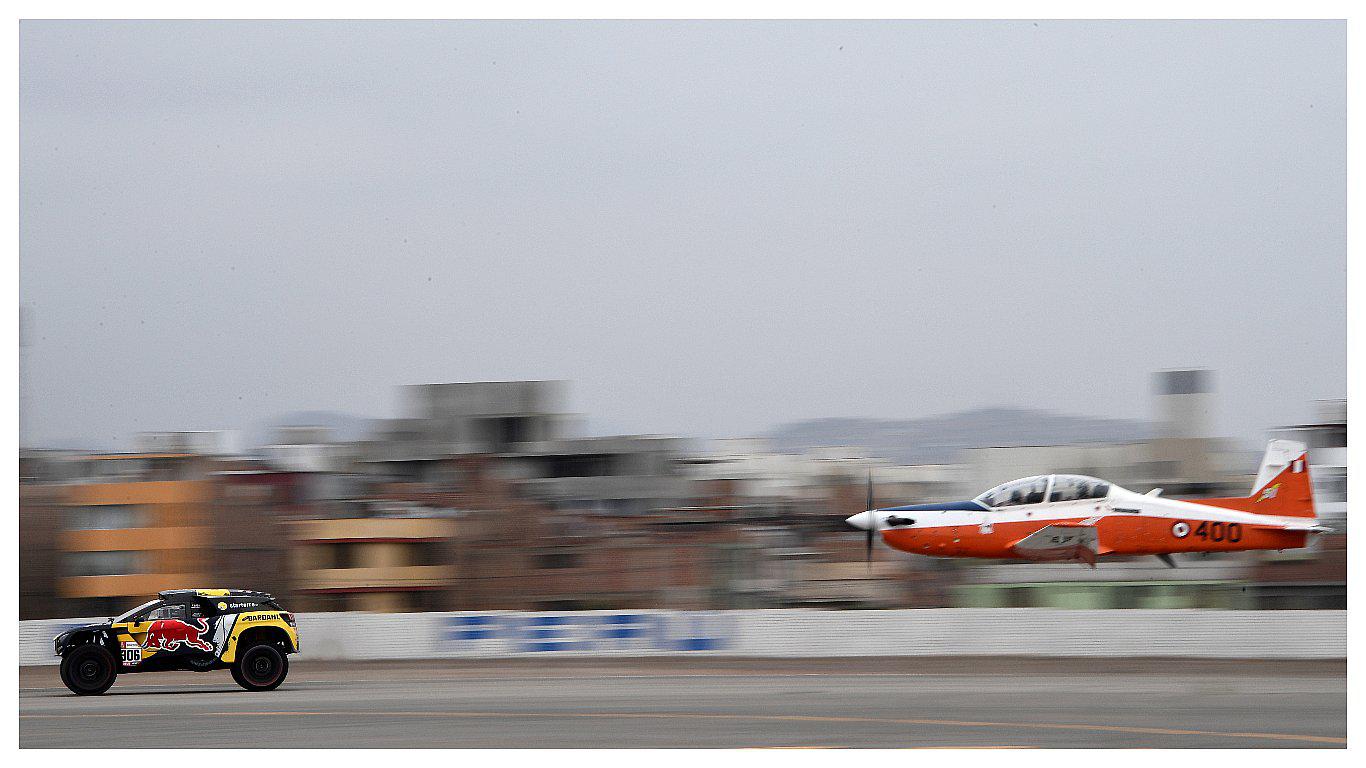 ​Dakar 2019: Sébastien Loeb retó en volocidad a un avión de la FAP (VIDEO)