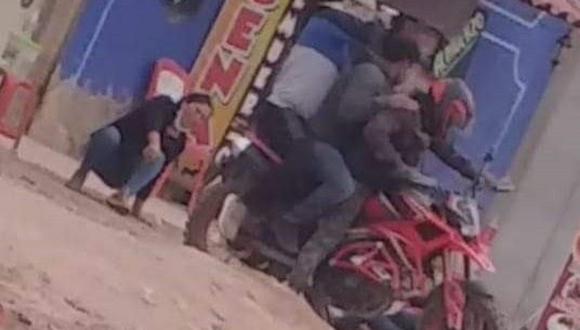 Los sujetos a bordo de una moto lineal interceptaron y se llevaron el dinero. (Foto: captura de video)
