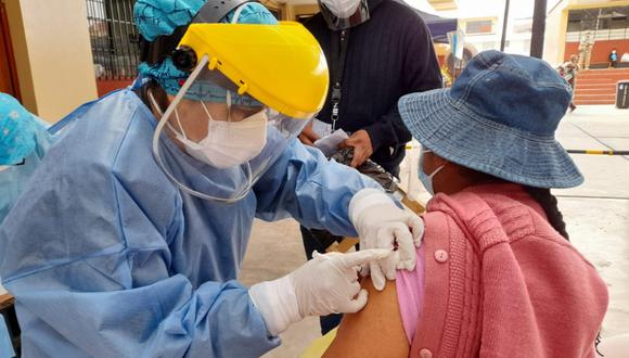 Adultos de 50 años a más serán vacunados desde este lunes 21 de junio en la región Tacna. Foto: Diresa Tacna