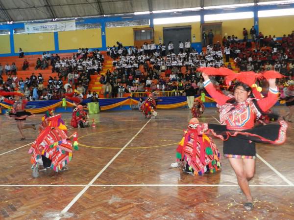 Estudiante cae de cabeza intentando hacer piruetas en el aire