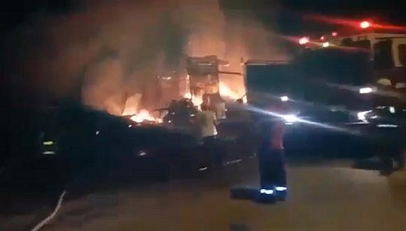 Ventanilla: Incendio devastó varios puestos en mercado (VIDEO) 