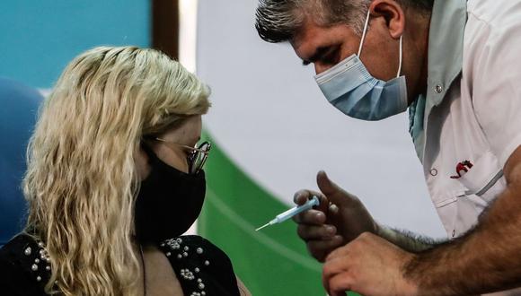 Una mujer es vacunada hoy contra la covid-19 en el Hospital Fiorito, en Avellaneda (Argentina). (EFE/Juan Ignacio Roncoroni).
