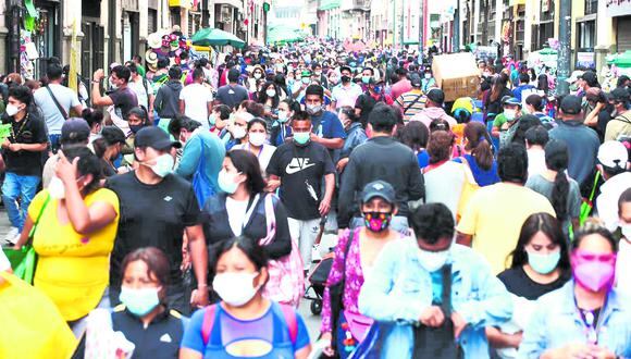 Público formó enormes colas y aglomeraciones en las entradas de zona comercial. Orientadores se vieron rebasados por masa humana