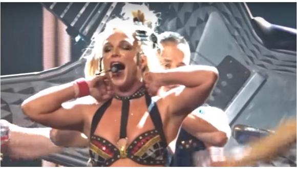 ¡Nadie se salva! Britney Spears casi muestra los senos en pleno concierto (VIDEO)