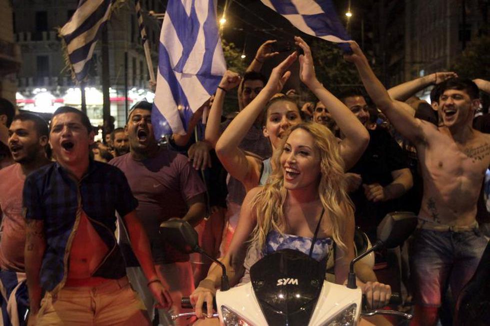 Miles de griegos salieron a las calles a celebrar clasificación de su selección