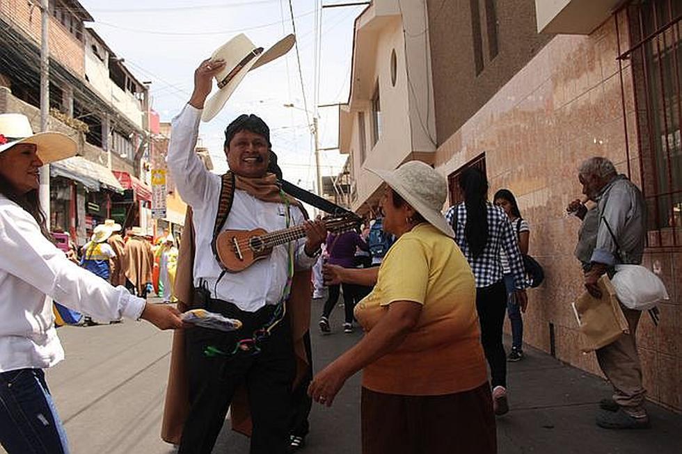 Selvalegrinos celebran su aniversario con colorido corso