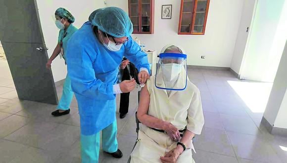 Hubo lentitud en la llegada de la vacuna del laboratorio Pfizer a los locales de vacunación, en el distrito de Castilla.