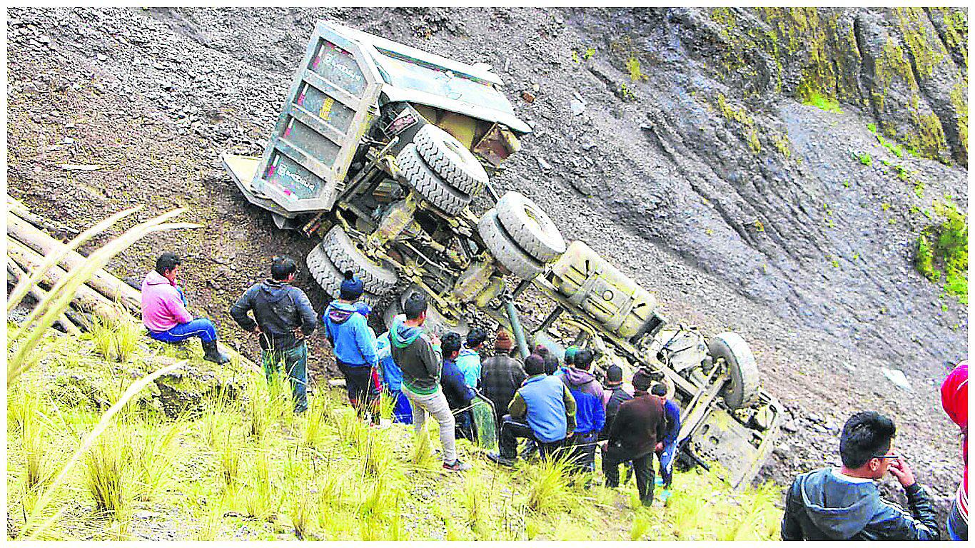 ​Volquete cargado de madera cae a profundo abismo y deja un muerto 