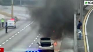 Vía Expresa: auto se incendió en el cruce de Paseo de la República con Javier Prado (VIDEO)