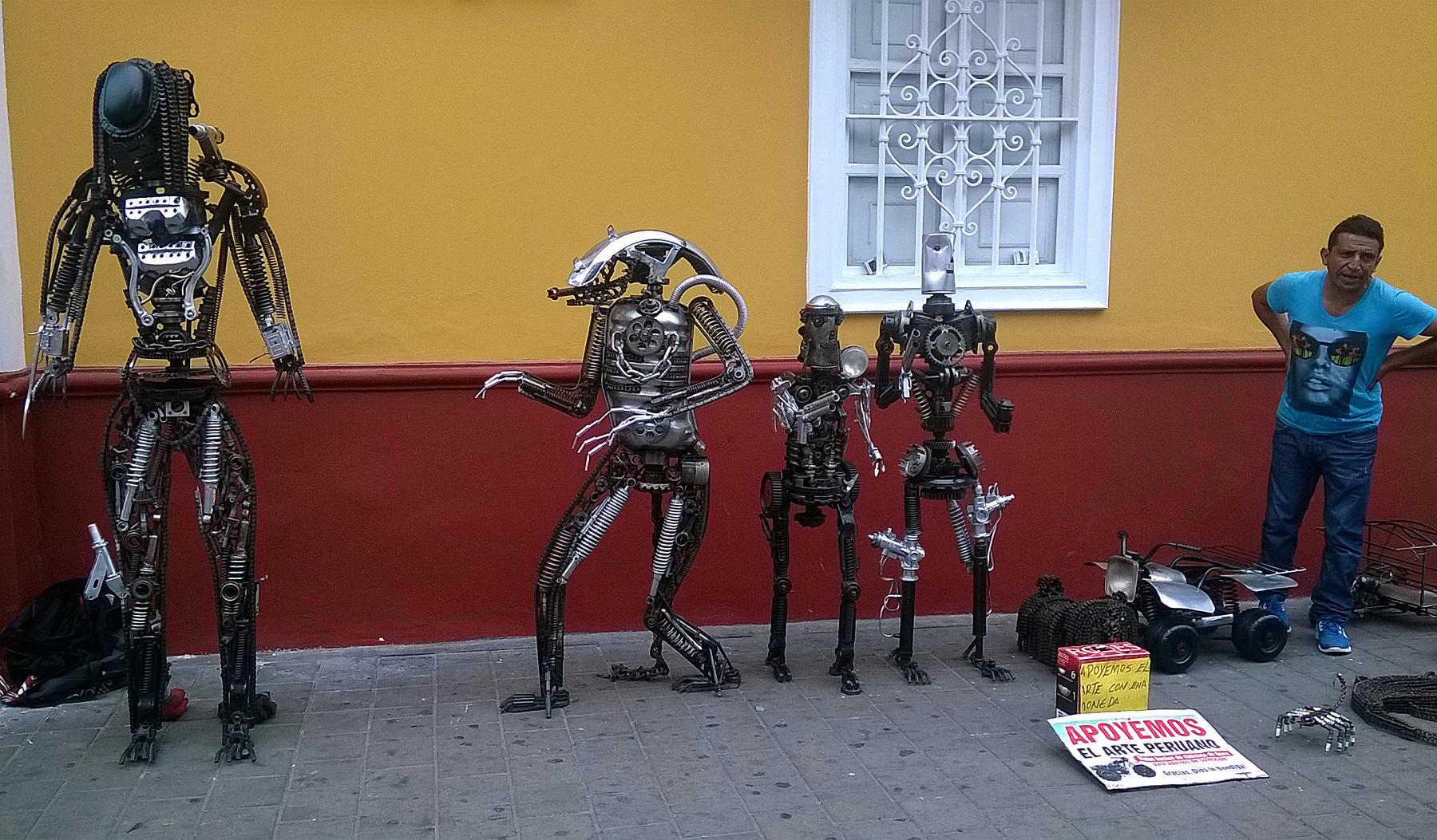 YouTube: Hombre construye robots en base a productos reciclados en Trujillo