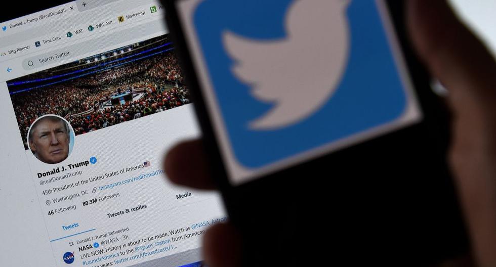 En esta ilustración fotográfica, se muestra un logotipo de Twitter en un teléfono móvil con la página de Twitter del presidente Trump en segundo plano. (AFP/Olivier DOULIERY).