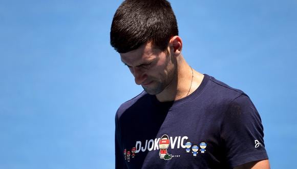 Novak Djokovic de Serbia mira su raqueta durante una sesión de práctica antes del Abierto de Australia en el centro de tenis Melbourne Park en Melbourne.. (Foto: William WEST / AFP)