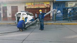 En Huancayo, camión tumba poste y conductor salta para no morir aplastado