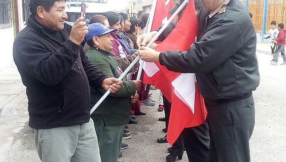 Efectivos de la comisaría Gregorio Albarracín dan banderas a pobladores