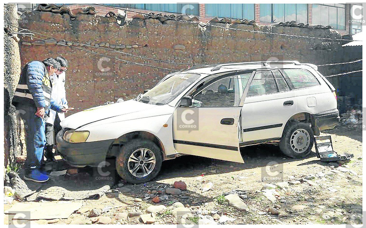 Roba vehículo para saquearlo y para esconderlo en una casa le da caña a un anciano