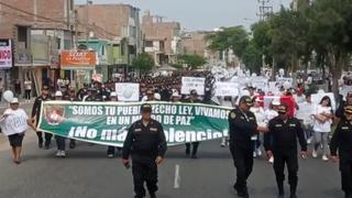 Cientos de personas se movilizan en Nuevo Chimbote para pedir cese de la violencia