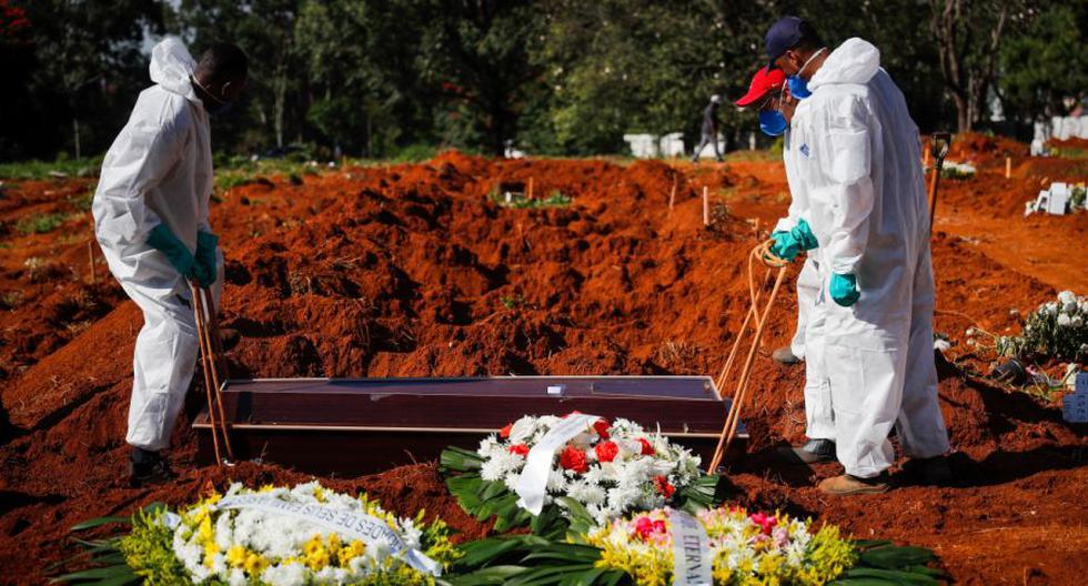 Unos trabajadores colocan un ataúd dentro de una tumba en el cementerio Vila Formosa, el 24 de marzo de 2021, en Sao Paulo (Brasil). EFE/ Fernando Bizerra/Archivo
