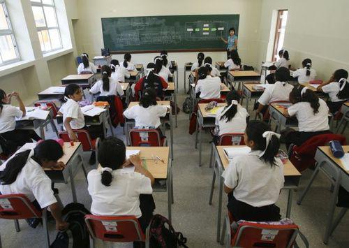 Escolares rinden examen de ingreso a colegio mayor