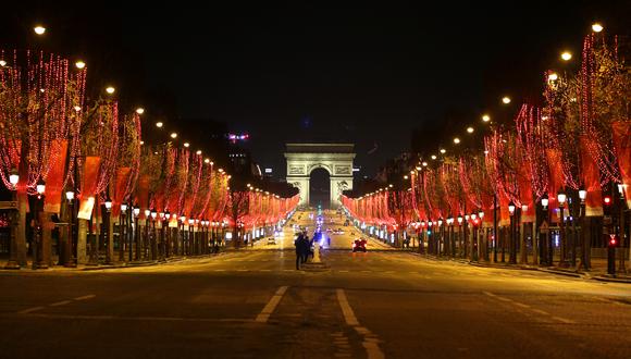 Vista de los Campos Elíseos en París durante la víspera de Año Nuevo en 2020. (Foto: Stefano RELLANDINI / AFP)