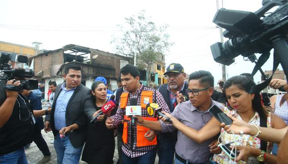 El alcalde Kevin Iñigo llegó a la zona de tragedia en Villa El Salvador, donde murieron dos personas y más de 50 resultaron heridos por un incendio y fuga de gas. (Gonzalo Córdova / GEC)